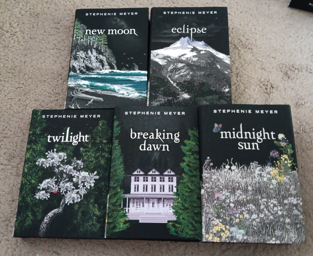 Twilight Saga Deluxe Collection by Stephenie Meyer (2025, Hardcover) Five Books