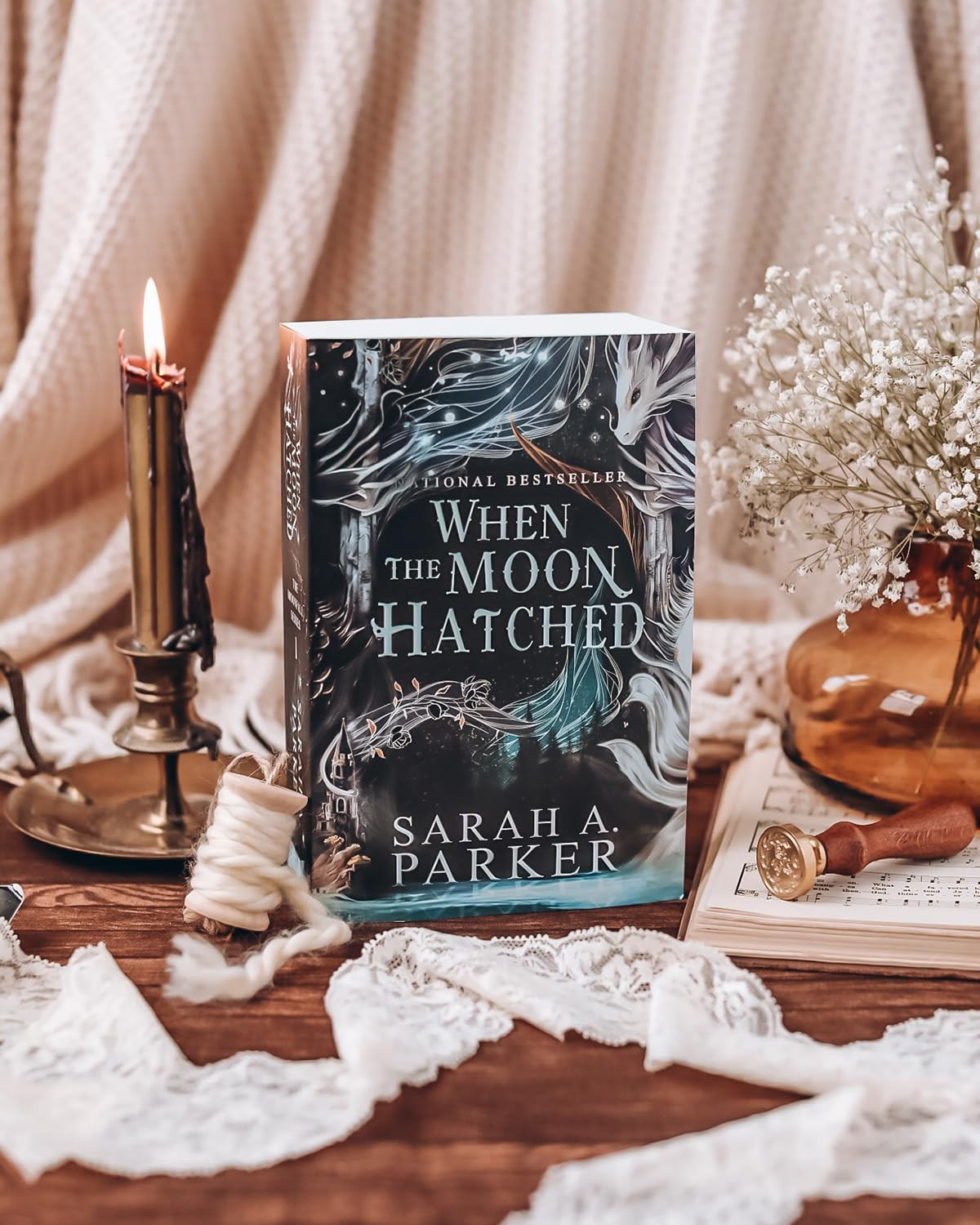 When the Moon Hatched: a Fast-Paced Romantasy The Moonfall Series, 1 -Paperback