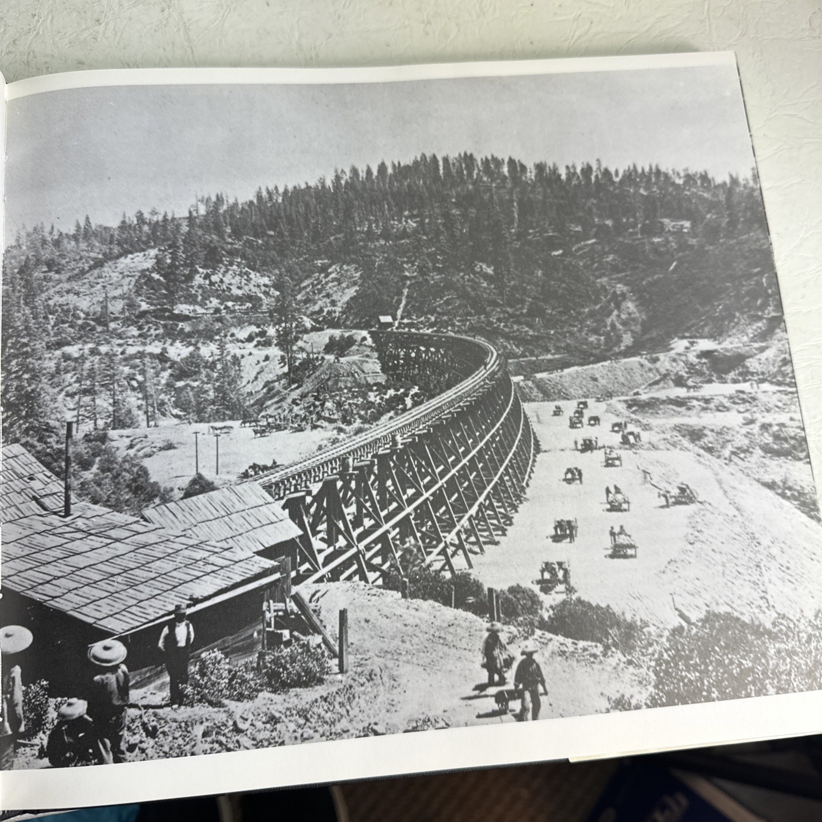 Making ‘ Tracks. The Story of the Transcontinental Railroad 210 Pages 1975