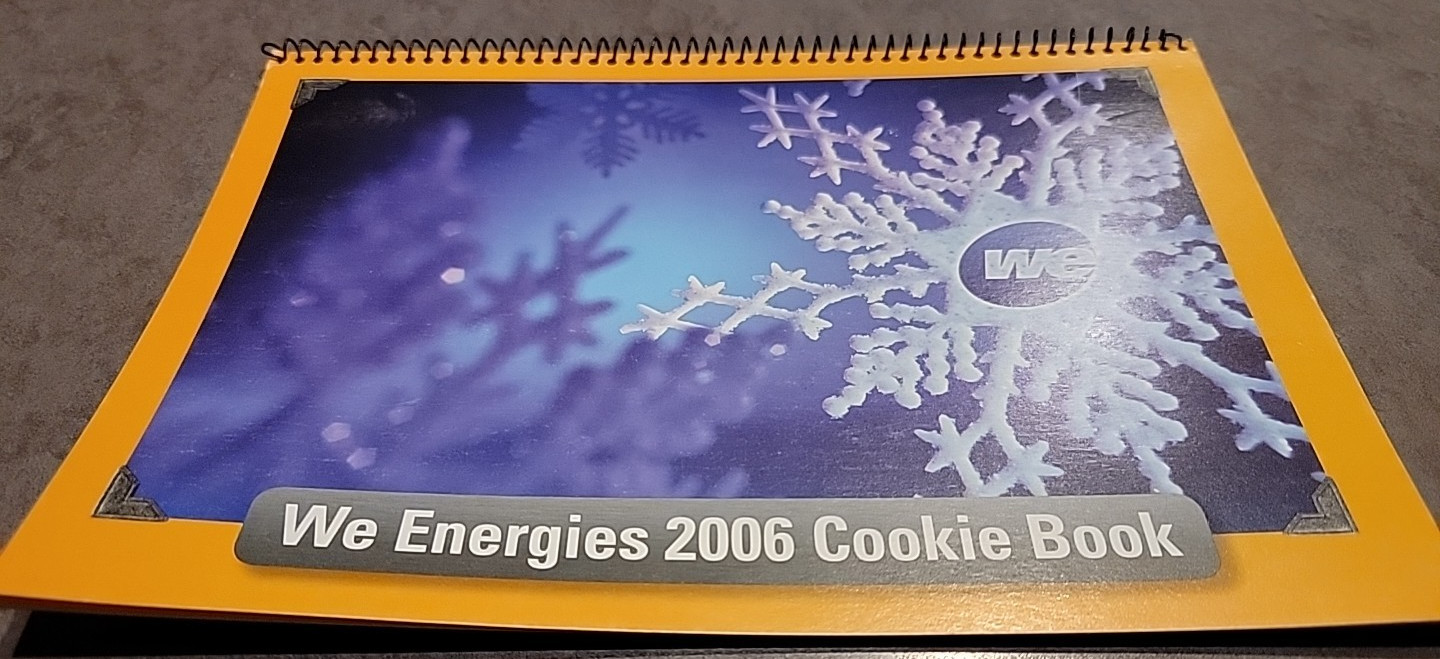 We Energies 2006 Christmas Cookie Book – Holiday Treats, Baking. Color Photos.