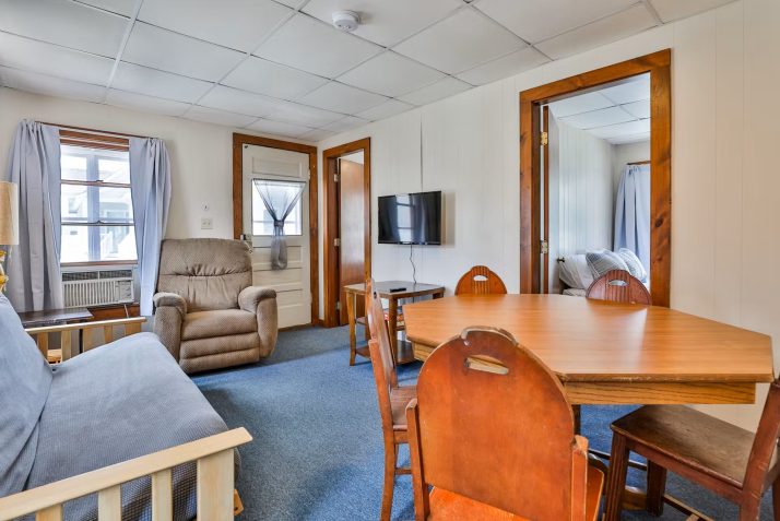 Salty Oyster Inn – Hampton Beach, NH – Vacation Rental – Motel Thumbnail
